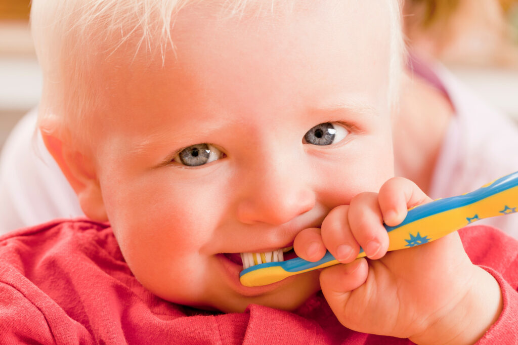 Baby beim Zähne putzen