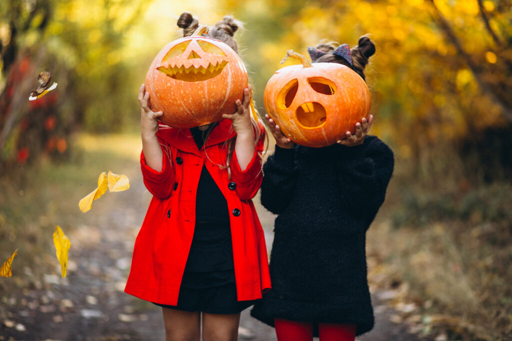 Halloween-Kürbisse zu schnitzen ist eine tolle Beschäftigung für deine Kids.