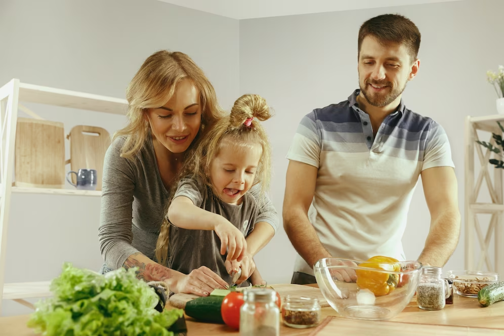 Mit dem Kind kochen kann dazu führen, dass ein Interesse an neuen Gerichten und Lebensmitteln entsteht.