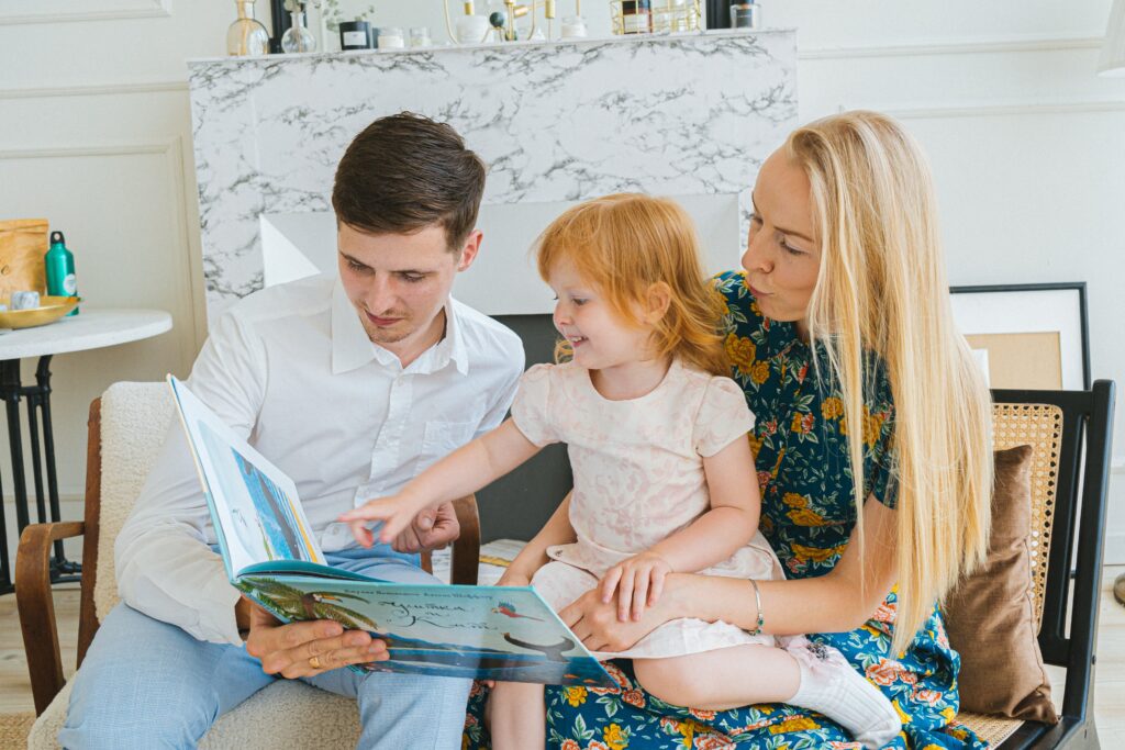 Eltern lesen ihrem Kind vor um Sprachprobleme zu vermeiden