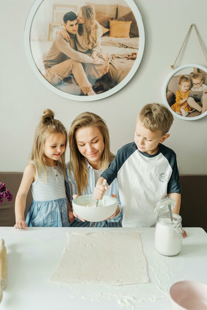 Geschwister backen mit Mutter