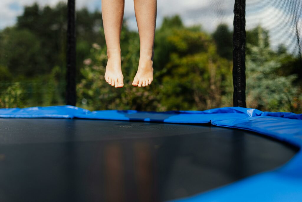 Kind auf Trampolin