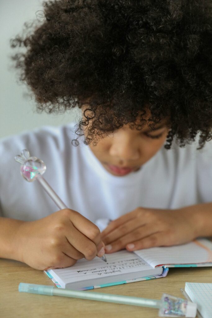 Kind beim Schreiben mit Stift