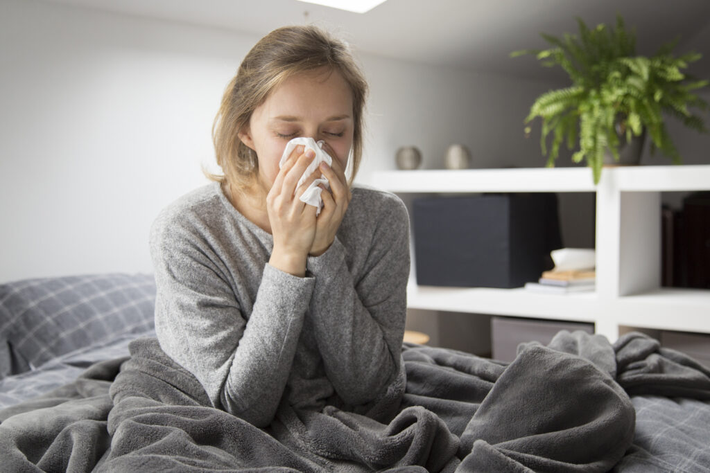 Gerade in den kühleren Monaten kommt es bei vielen Menschen zu viralen Infektionen. Wenn du schwanger und erkältet bist, solltest du einige Dinge beachten.
